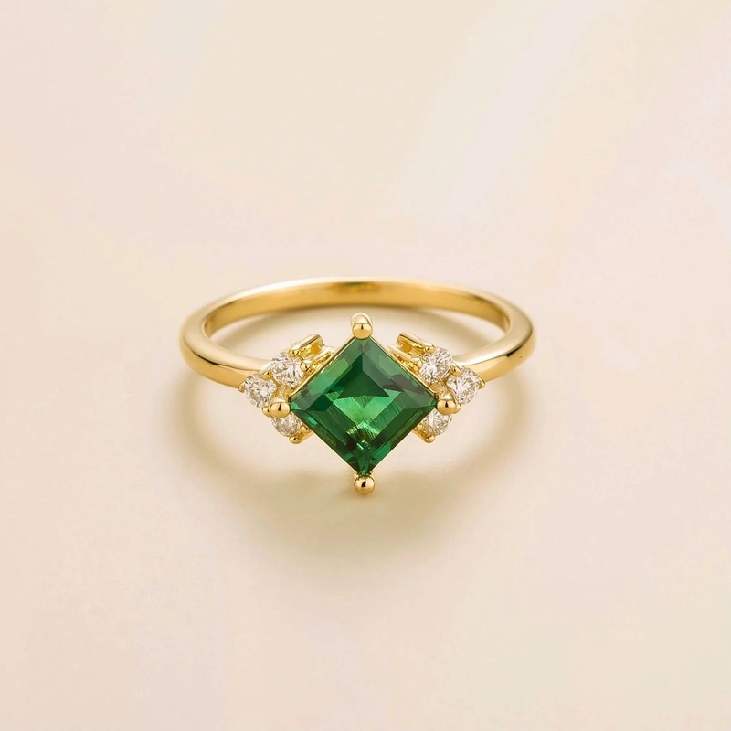 Amore Gold Ring Emerald & Diamond