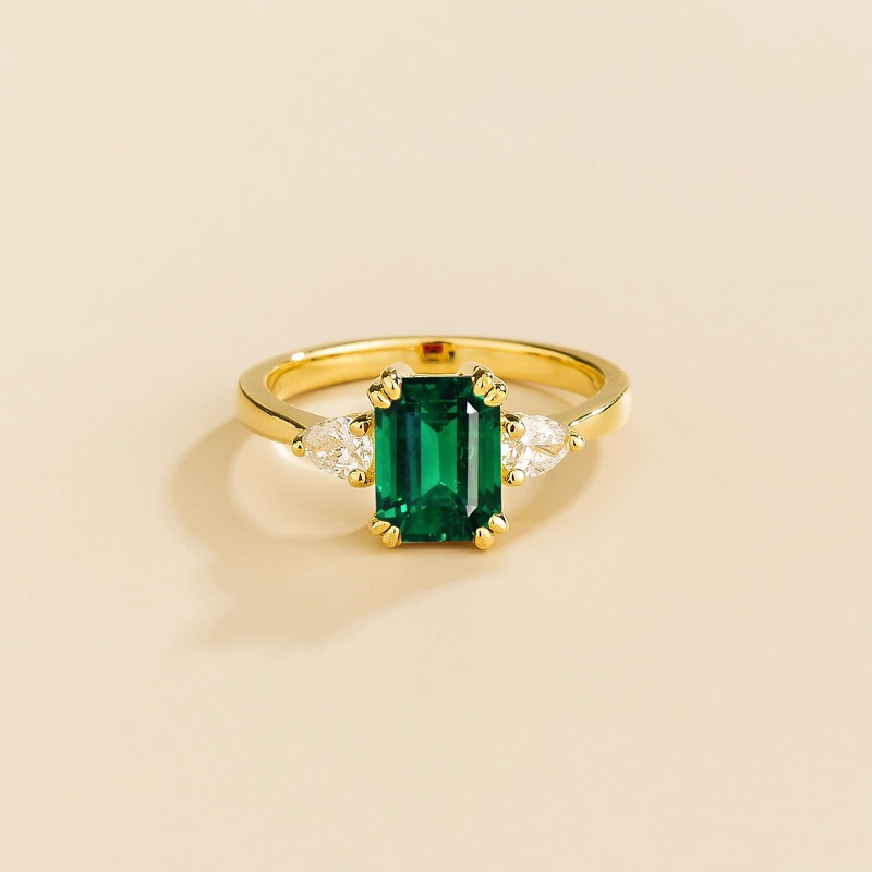 Ailes Gold Ring Emerald & Diamonds