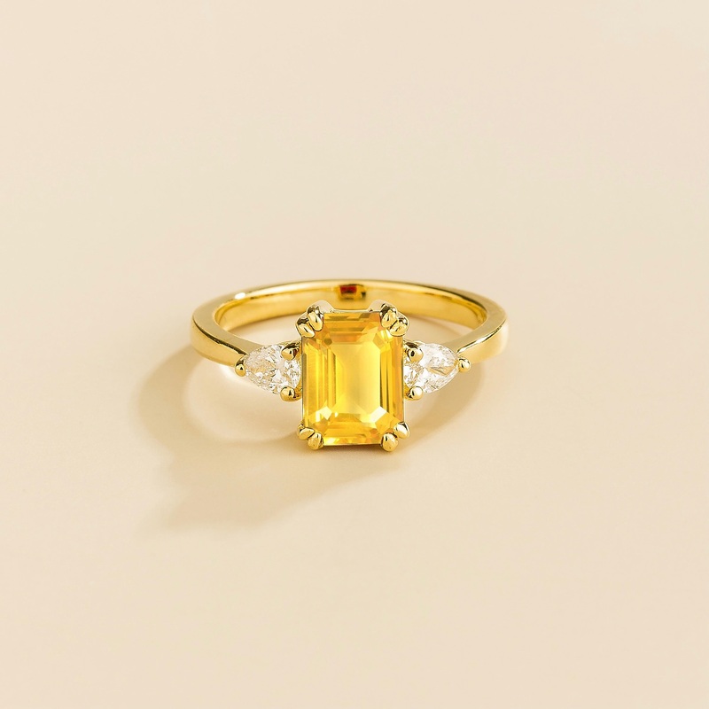 Ailes Gold Ring Yellow Sapphire & Diamonds