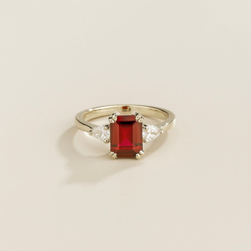 Ailes White Gold Ring Ruby & Diamonds