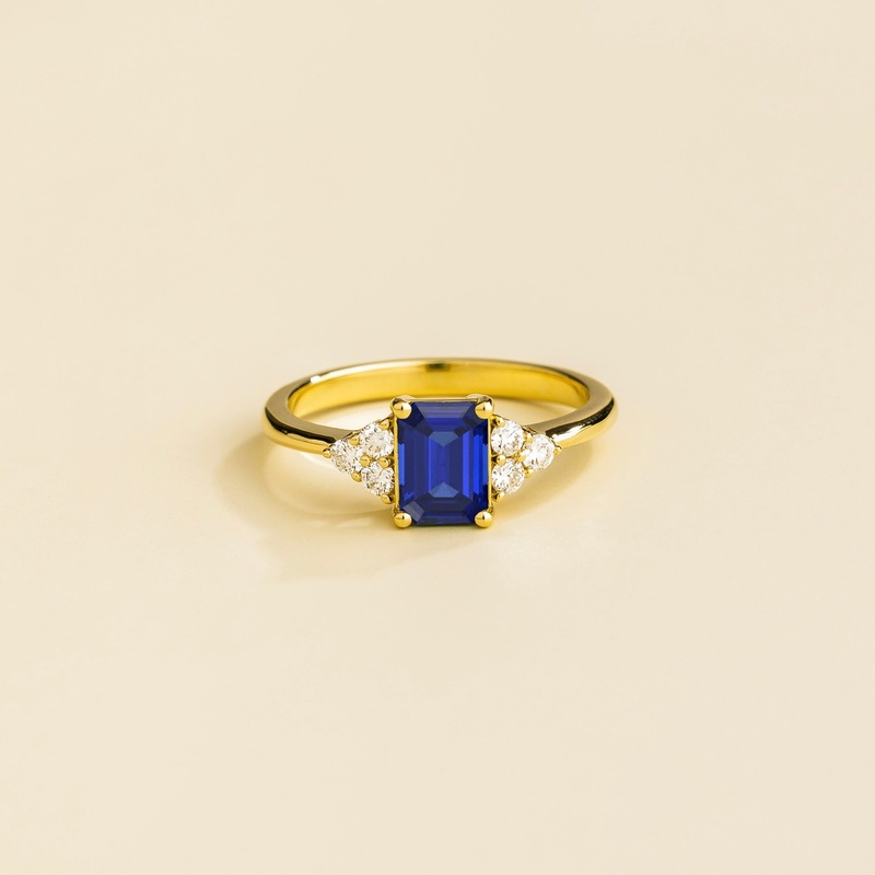Chateau Gold Ring Blue Sapphire & Diamonds