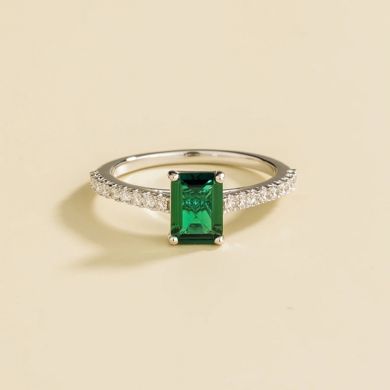 Chelle White Gold Ring With Emerald & Diamond