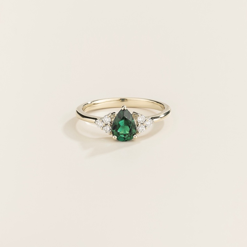 Nora White Gold Ring Emerald & Diamond