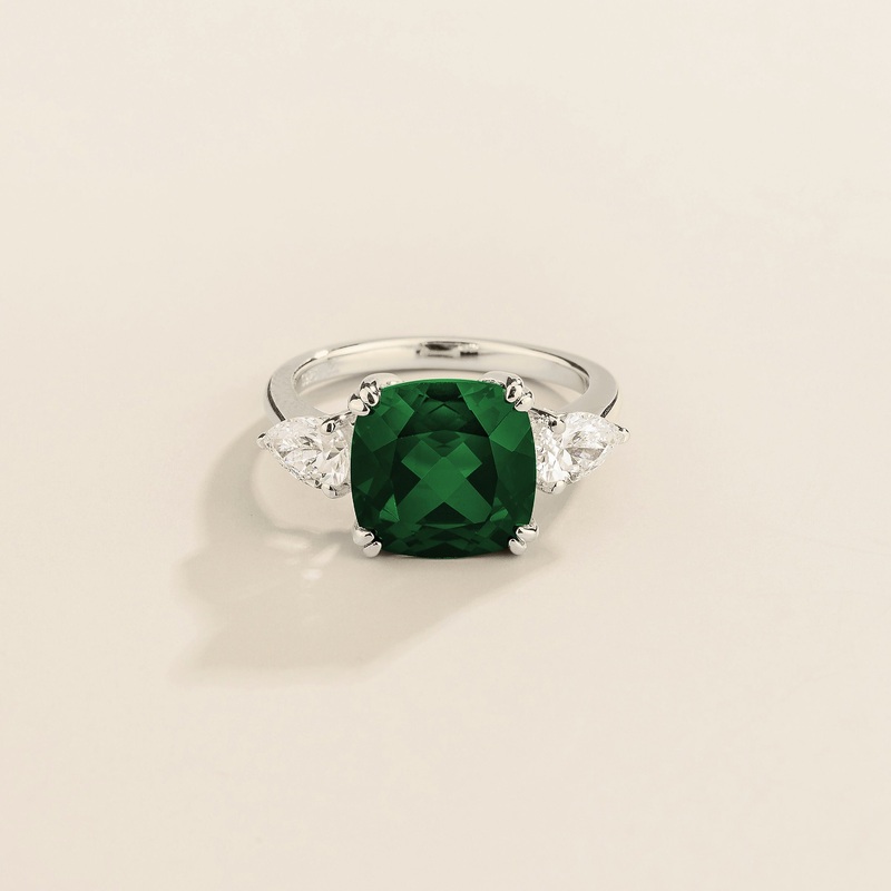Pari White Gold Ring in Emerald & Diamond